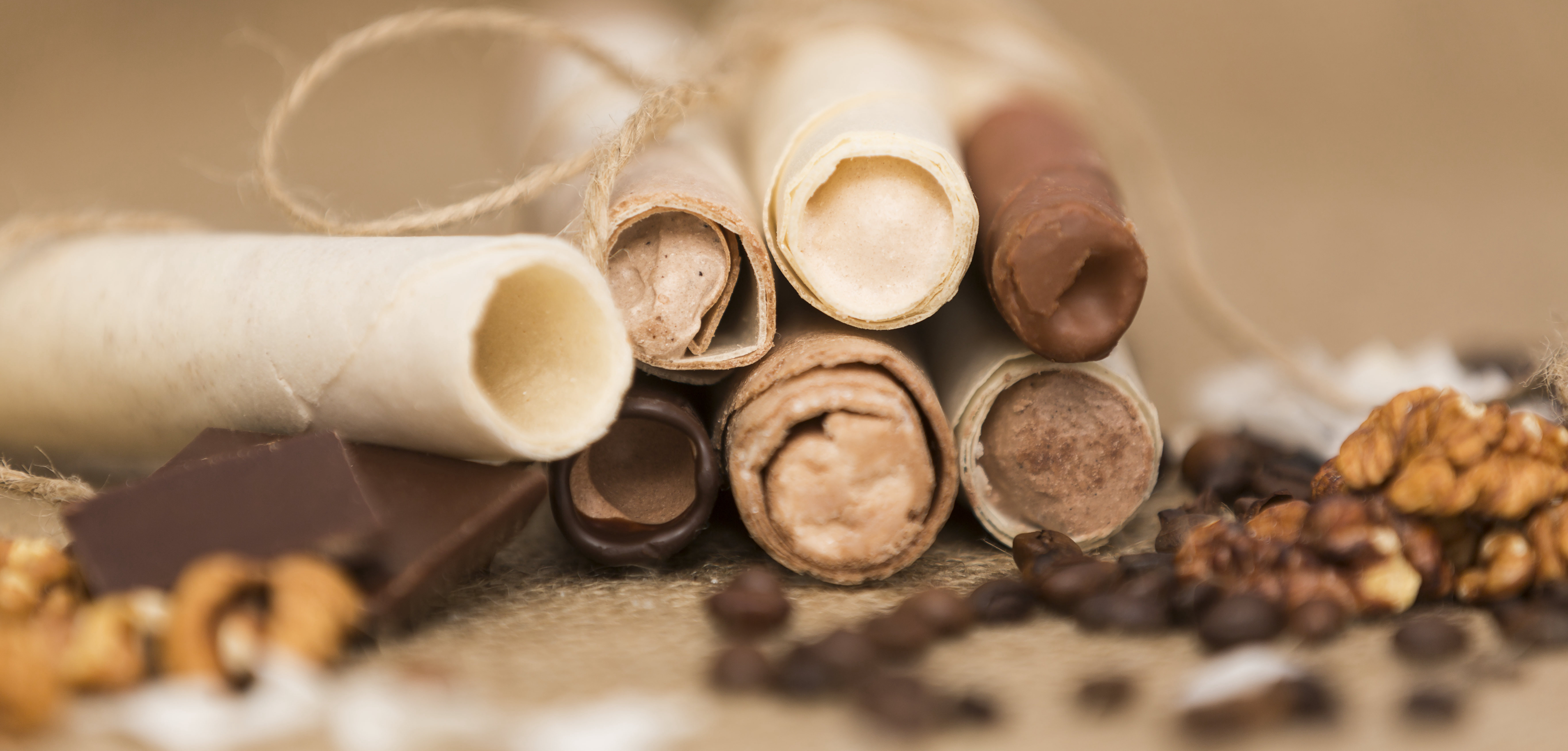 Obrázek dvou trubiček máčených v čokoládě